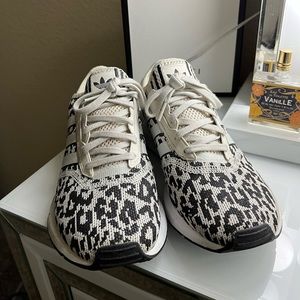 Womens Adidas swift run shoe